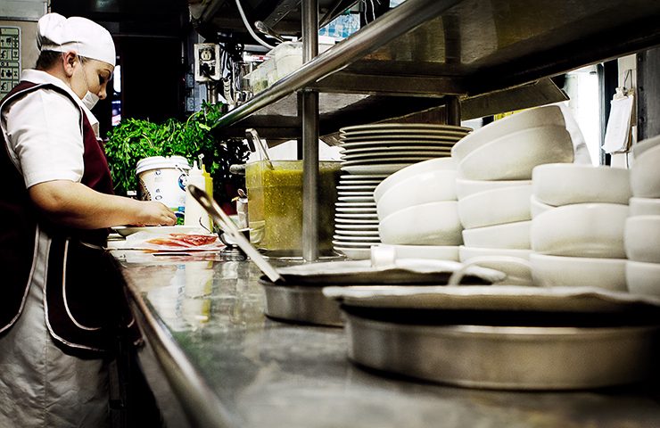 Preparación de los platillos en la línea de cocina