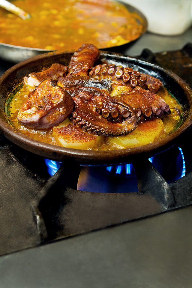 Pulpo a la gallega en cazuela de barro sobre la flama