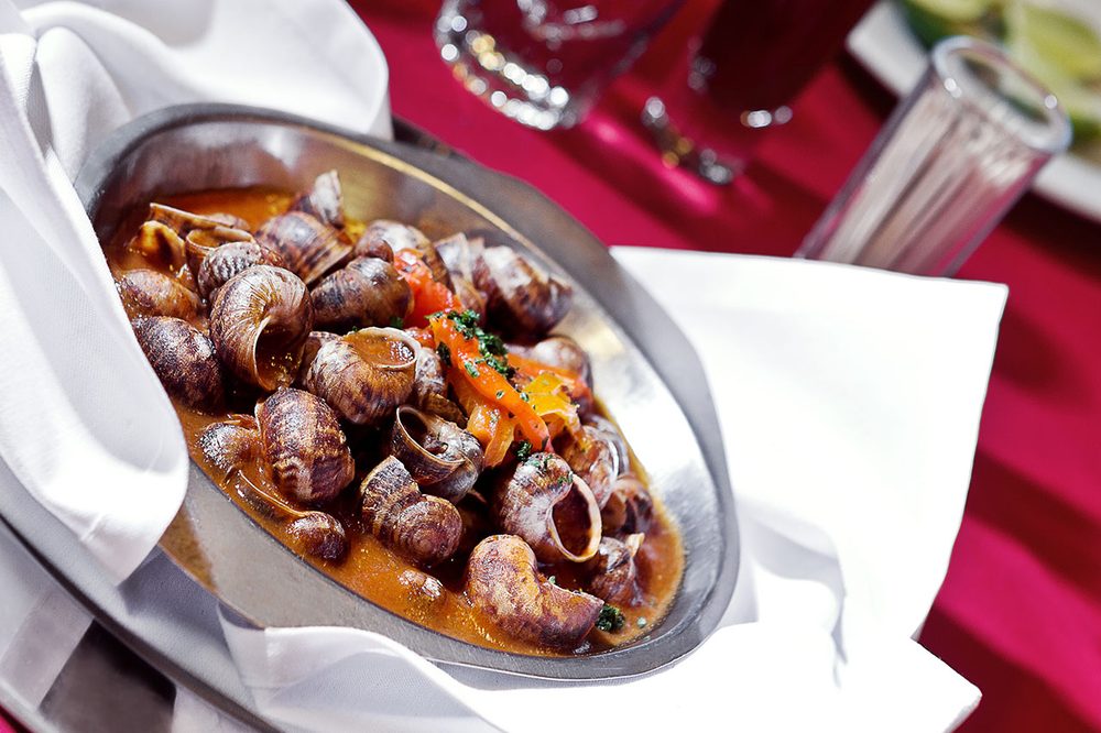 Plato de la casa sobre mantel guinda